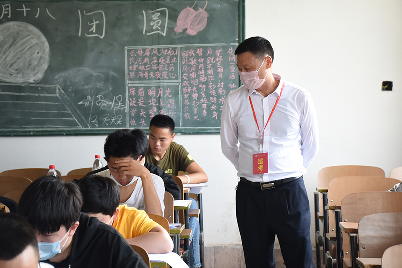 王聪田院长巡视考场.jpg