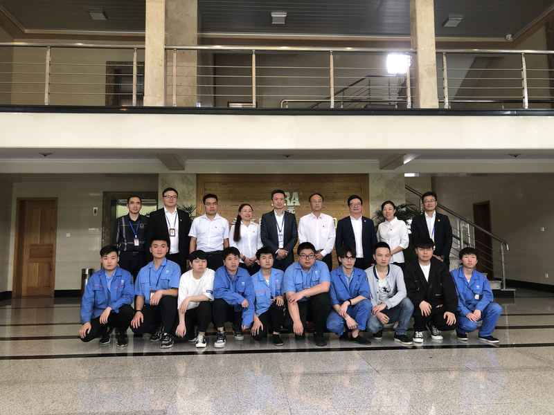 1622176583771036414.jpg 合影留念.jpg